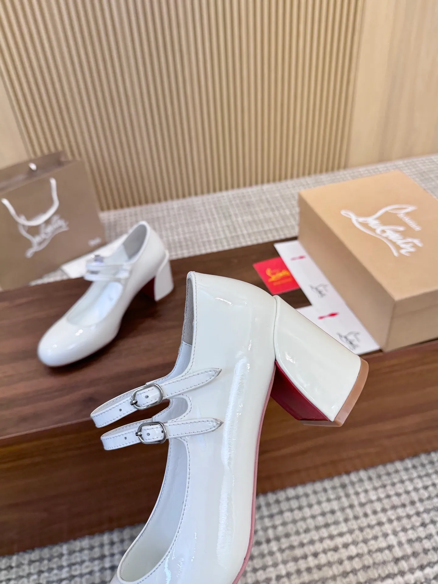 👟👟Ex-factory price 480👟👟 Genuine leather sole +40 Year-round shipment💝Christian Louboutin CL👠 "Patent Leather Series" Noble and luxurious, real blingbling👟👟 Real materials, all customized by the pattern maker, and the materials are made of original customized materials to achieve the taste of the original 6 color options💍Upper: Imported👉cow patent leather💪 Lining: Sheepskin foot pad/lining Code number: 34-40.41.42 Heel height: 6.5cm Genuine leather sole Rubber sole